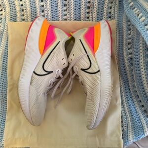 Nike renew run White and Pink Sneakers Classic Design